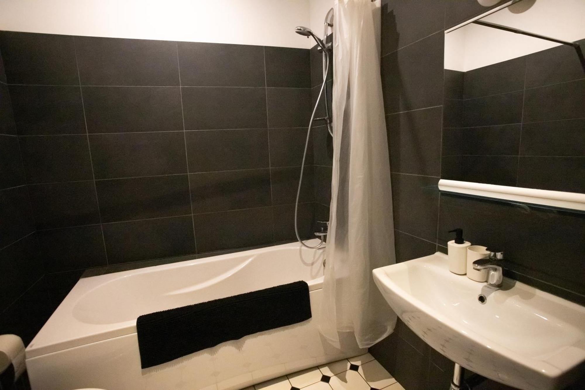 Greystone Suites & Apartments Рига Стая снимка